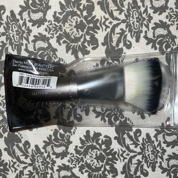 Brand New ESUM T59 Large Fan Diffuser Brush - Picture 2 of 2